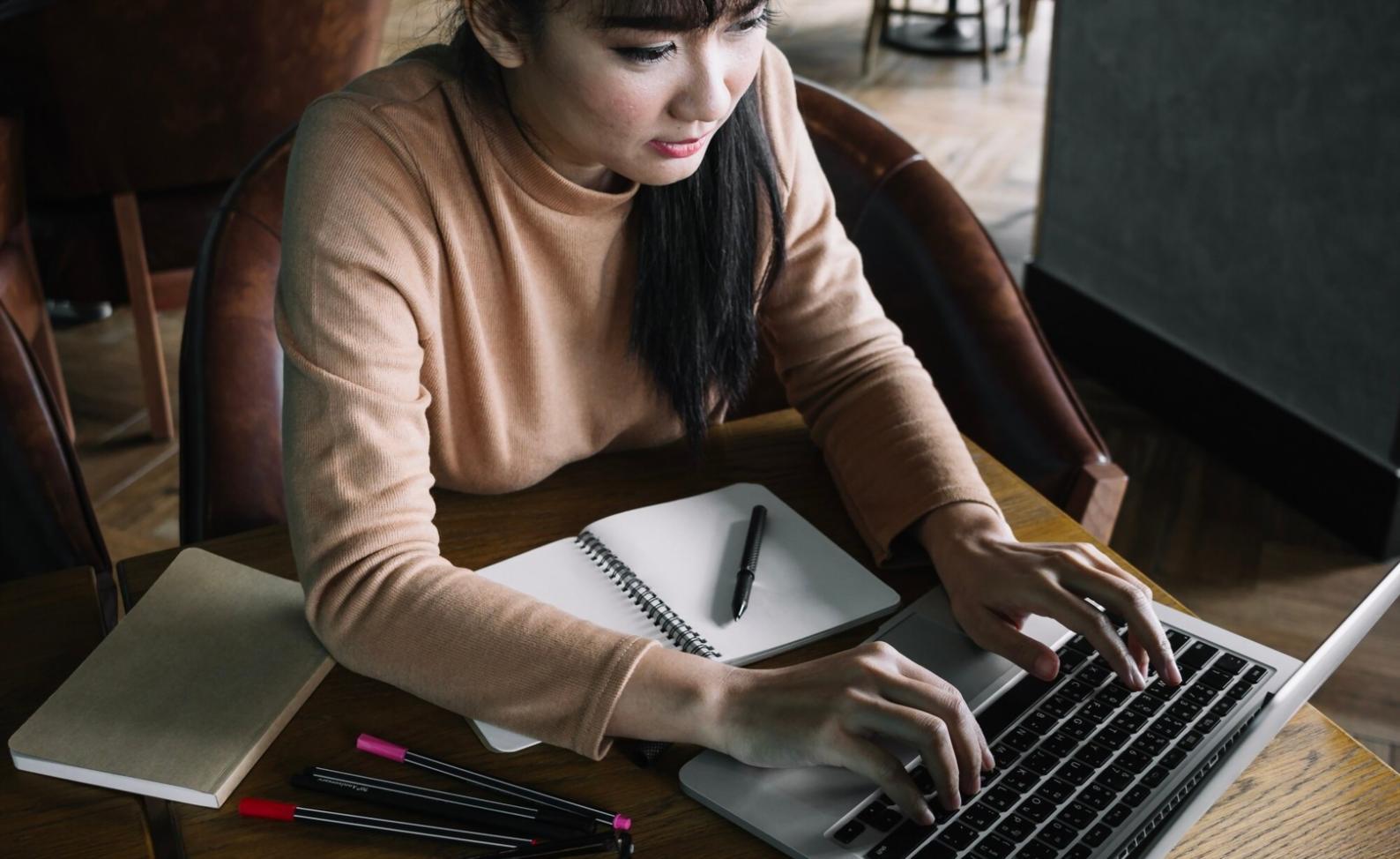 Professionelle Marktanalyse Arbeitsplatz mit Charts und Daten